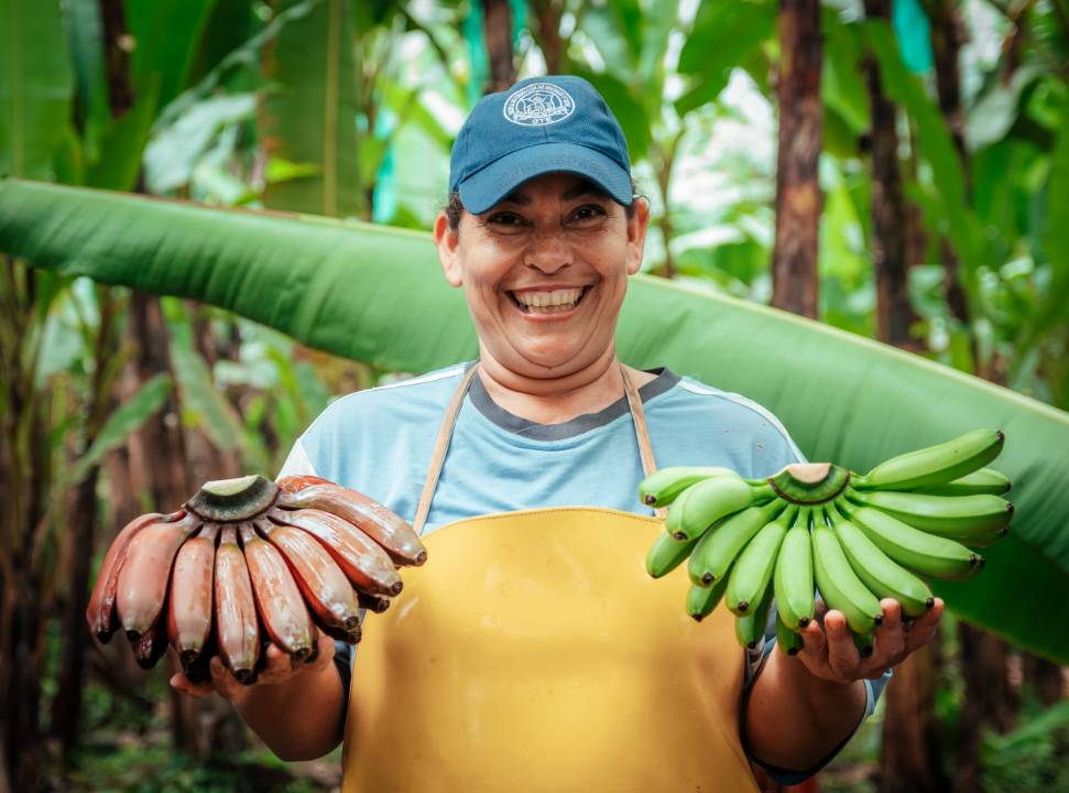Trabajadora de Terrafrutta con bananos